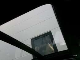 大型のパノラマガラスサンルーフを装備しております