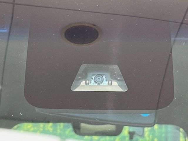 【スマートアシスト】走行中に前方の車両等を認識し、衝突しそうな時は警報とブレーキで衝突回避と被害軽減をアシスト。より安全にドライブをお楽しみいただけます。