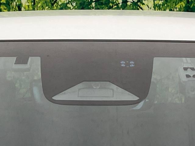 【ホンダセンシング】走行中に前方の車両等を認識し、衝突しそうな時は警報とブレーキで衝突回避と被害軽減をアシスト。より安全にドライブをお楽しみいただけます。