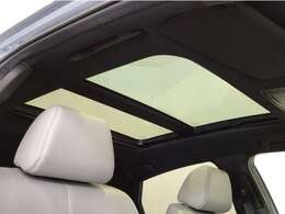 開放感あふれるサンルーフを装備しております。天気のいい日にはルーフを開けて、空を感じながら、気持ちよくドライブができますね♪