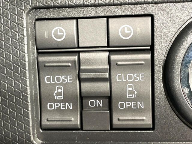 【両側パワースライドドア】スマートキーや運転席のスイッチで後席両側スライドドアの開閉が可能♪電動だから力を入れてドアを開ける必要が無く、小さなお子様でも簡単に開け閉めでき快適です♪