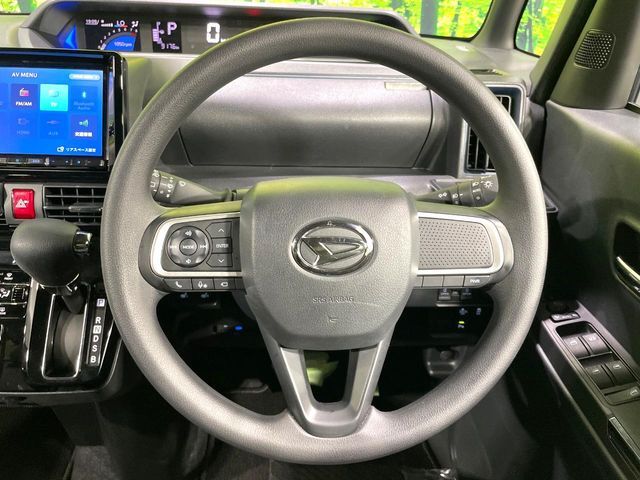 インテリアに合わせたデザインのステアリングは、運転される方のことも考え、運転しやすい形状、大きさです。是非一度、実際に触ってお確かめください。
