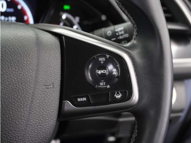 【アダプティブクルーズコントロール】予め設定した車速内でクルマが自動的に加減速。前走車との適切な車間距離を維持しながら追従走行します。【LKAS】車線維持支援システムでステアリング操作を支援。