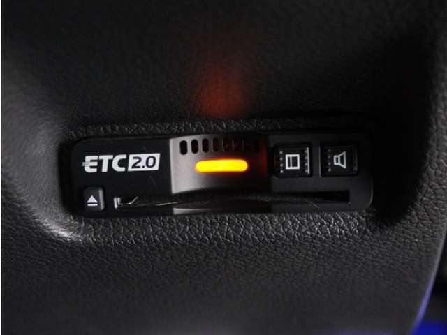 ◆ETC2.0装着◆進化したドライブ体験。料金収受システムだけだったETCが生まれ変わって、高速道路を賢く使うETC2.0に進化しました。多彩な情報サービスが便利で快適なドライブ体験を提供します。