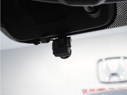 ◆ドライブレコーダー◆映像・音声などを記録する自動車用の装置です。　もしもの事故の際の記録はもちろん、旅行の際の思い出としてドライブの映像を楽しむことができます。