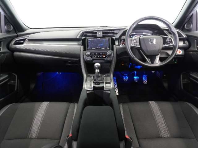 視界広々で運転しやすくロングドライブでも疲れを感じさせないすっきりとまとまったインパネ周りです。