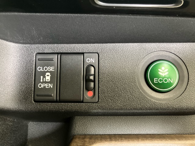 【左側パワースライドドア】左側が電動スライドドアになっております。狭い駐車場でのお子様の乗り降りなどの時に安心です！