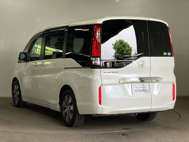 【わくわくゲート】後ろのドアをヨコに開ければ、車の後ろに余裕の無い駐車場でも荷物の積みおろしがラクラクです！3列目シートから乗り降りする時にも便利です。