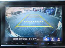 バックが苦手な方は必見！ライン表示付きのバックモニターが障害物を映し出してくれます！