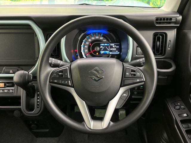 インテリアに合わせたデザインのステアリングは、運転される方のことも考え、運転しやすい形状、大きさです。是非一度、実際に触ってお確かめください。