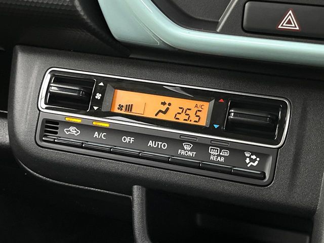 【オートエアコン】一度お好みの温度に設定すれば、車内の温度を検知し風量や温度を自動で調整。暑い…寒い…と何度もスイッチ操作をする必要はありません。快適な車内空間には必須の機能ですね♪