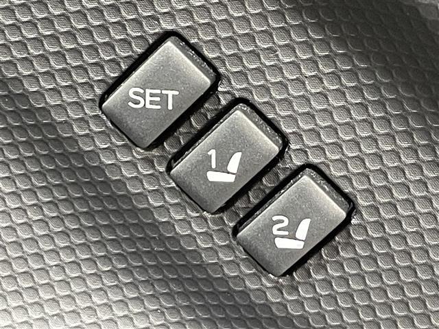◆【ポジションメモリー（パワーシート）】それぞれのスイッチを押すと、事前に設定したドライビングポジションに自動で調整してくれます。シートポジションがしっかり決まると、毎日の運転が楽になりますね！