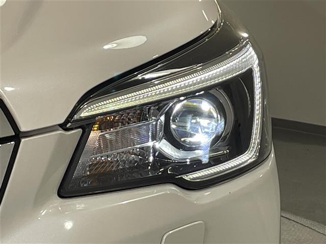 【オートLEDヘッドライト】オートライト機能で消し忘れなし。ハロゲンヘッドランプより明るく遠くを照射。視認性、スタイリッシュな白色光が魅力です。