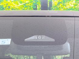 【プリクラッシュセーフティ】前方の車両等を検知し、衝突しそうな時は警報で注意を促し、ブレーキを踏む力をサポート。ブレーキを踏めなかった場合は衝突被害軽減ブレーキが作動、衝突回避をサポートします。