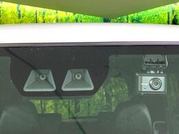 【スマートアシスト】走行中に前方の車両等を認識し、衝突しそうな時は警報とブレーキで衝突回避と被害軽減をアシスト。より安全にドライブをお楽しみいただけます。