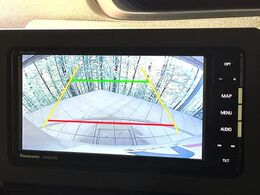 【バックカメラ】駐車時に後方がリアルタイム映像で確認できます。大型商業施設や立体駐車場での駐車時や、夜間のバック時に大活躍！運転スキルに関わらず、今や必須となった装備のひとつです！