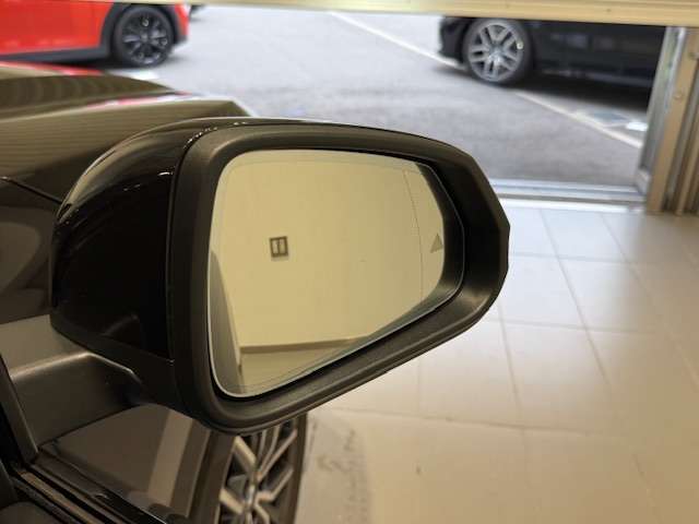 BMWのミラーは車種によって異なりますがレーンチェンジウォーニングが装備されております。詳しくは当店スタッフまでお問い合わせくださいませ。
