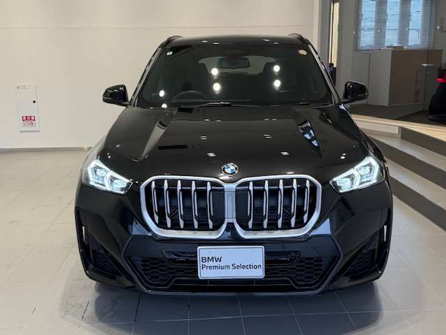 BMW代表的な特徴のキドニーグリル。BMWのすべてのモデルに採用され、BMWらしさを強調しております。
