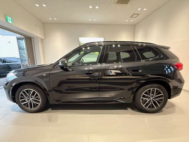 BMWではロングホイールベースの採用をしており、すべての車種に適用され、走行中の安定感の向上されております。また室内空間の広さにも貢献しております。