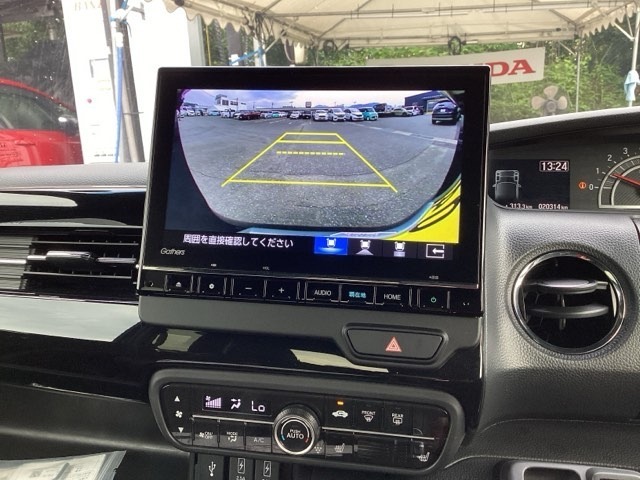 バックモニターにガイド線表示付きなので車庫入れも安心【カメラアングルは3パターンから選べます】知らない道でも安心して楽しくお出かけができます。