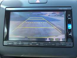 リアカメラが装備されており、後方の安全確認はもちろんのこと狭い場所での駐車や雨の日・夜間など視界の悪いコンディションでのストレスの軽減にもなります。