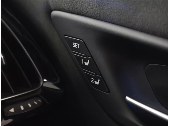 シートメモリが付いてます。運転者が変わっても2人までのシートポジションが記憶できますので、ワンタッチで設定したポジションに！！！