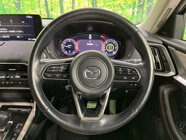 【ステアリングヒーター】冬場に冷たくなりやすい革巻きステアリングを、スイッチ一つで素早く適温に！エアコンよりも早く温まってくれるので、寒い日の運転も快適になりますね♪