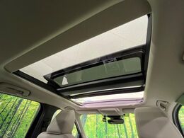 【サンルーフ】開放感たっぷりの希少装備、サンルーフが装着されています！車内に明かりを取り入れたり景色を楽しむ以外にも、車内の空気も簡単に換気できて快適です！