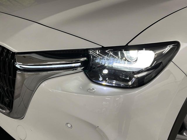 【LEDヘッドライト】悪天候や夜間走行時も良好な視界を確保し安心して運転できる高輝度LEDヘッドライトを装備！点灯速度が早く、消費電力も抑えられています。