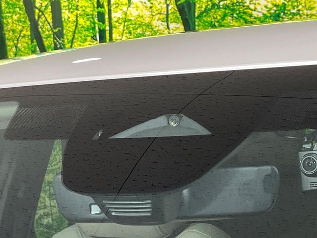 【i-ACTIVESENSE】走行中に前方の車両等を認識し、衝突しそうな時は警報とブレーキで衝突回避と被害軽減をアシスト。より安全にドライブをお楽しみいただけます。