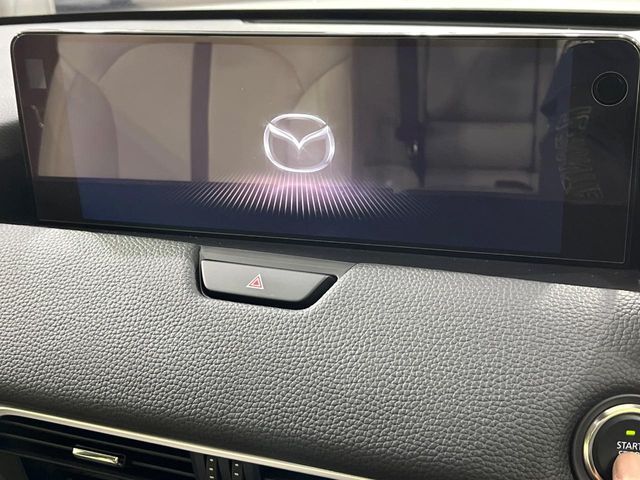 【12.3インチマツダコネクト】車内の雰囲気にマッチした大型ディスプレイ。スマホ接続でのナビ使用やBluetooth再生等、様々な機能が楽しめます。直感的なダイヤル操作が可能で、使い勝手も良好です。