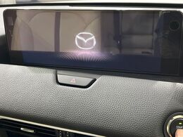 【12.3インチマツダコネクト】車内の雰囲気にマッチした大型ディスプレイ。スマホ接続でのナビ使用やBluetooth再生等、様々な機能が楽しめます。直感的なダイヤル操作が可能で、使い勝手も良好です。