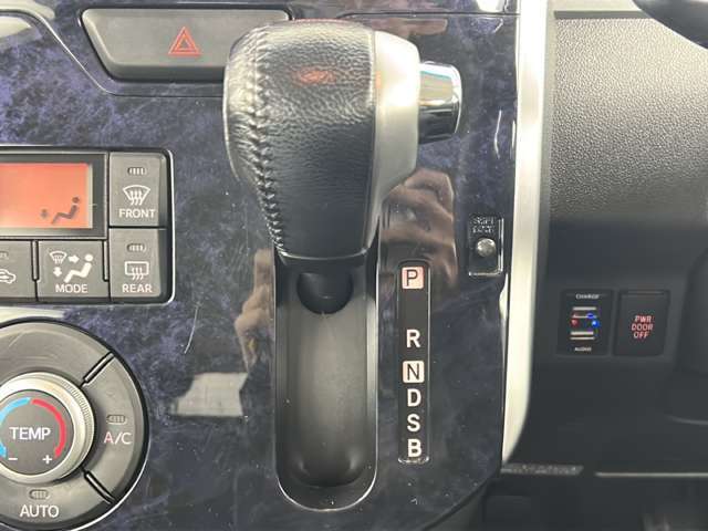 【シフトレバー】『シフトレバー』の画像になります。写真の内容に関してご不明点、ご質問等がございましたらお気軽にガリバー店舗までお問い合わせください。