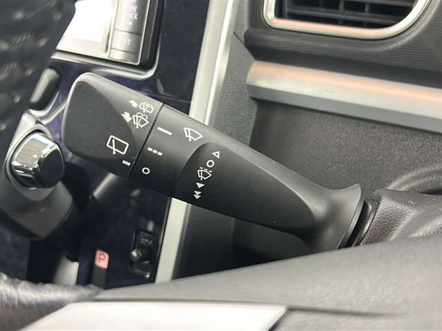 【運転席操作部】『運転席周辺の装備』の画像になります。快適なドライブを楽しむための機能が装備されています！運転席から触れるので使いやすいです！