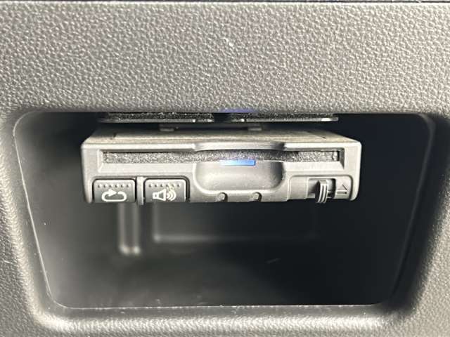 【ETC】有料道路を利用する際に料金所で停止することなく通過できる、ETC車載器（ノンストップ自動料金収受システム機器）が装備されています。セットアップを行うことで利用可能になります。