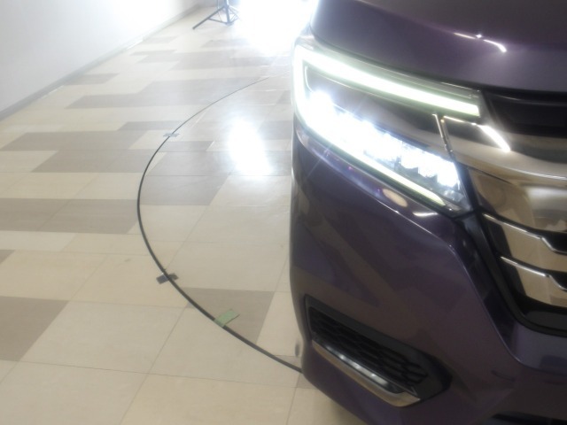 より遠くま照らす安心感のあるLEDヘッドライトとLEDフォグを採用。ウィンカーと連動し交差点などで進行方向の内側を照らし、右左折時の歩行者などをより見やすくするアクティブコーナーリングライト機能も装備