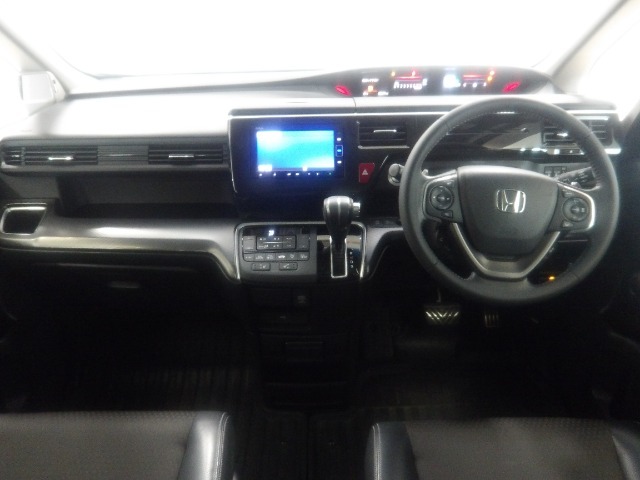 手触りの良いレザーハンドルにはオーディオコントロールとホンダセンシングのコントロールスイッチが装備されており、ACCもハンドルから手を離さずに操作が出来ます。感覚で操作ができて便利で安全ですね！