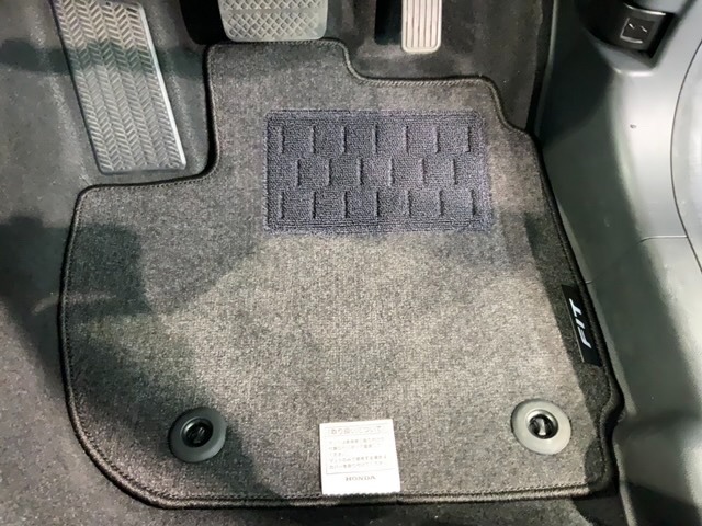 新品の純正フロアマット付きです。ドライブの際に気分良く乗って頂けます。