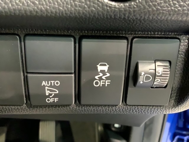 狭い駐車場で便利な電動格納ドアミラーが付いています。