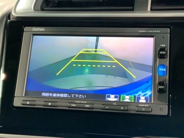 リバースギアに入れるだけで後方の表示へ切り替わります。夜間や雨の日の駐車も楽になりますよ。