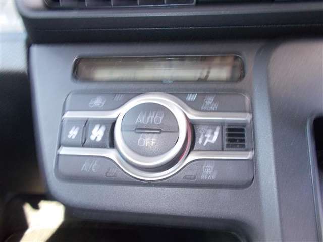 オートエアコンで車内も温度設定できます。