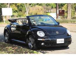 ニュービートルカブリオレのソフトトップは、運転席にいながらにしてオープンできる電動開閉式。自動でZ型に折りたたまれ、リヤエンドにコンパクトに収納、およそ13秒で全開にできる。