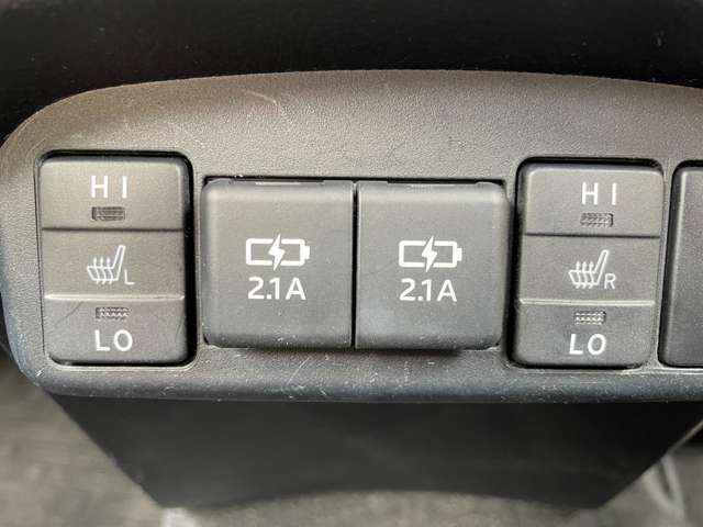 「前席シートヒーター」　シートの座面を温めるヒーターを運転席と助手席に装備♪