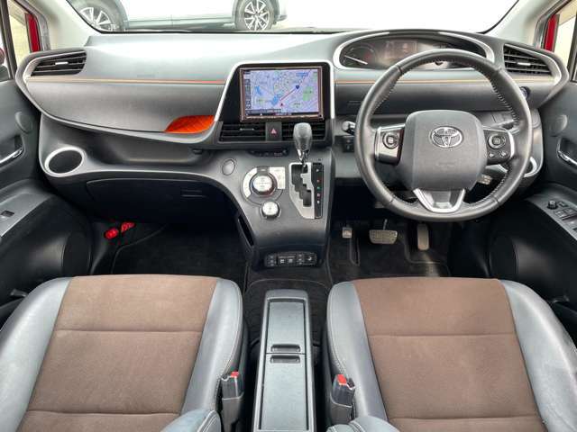 内装は黒/茶色を基調としており、落ち着いた雰囲気を演出しています！