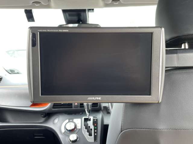 「後席用モニター」　お気に入りのDVDやTVが後席でもお楽しみいただけます♪