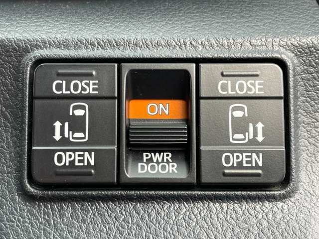 「両側パワースライドドア」　左右スライドドアは電動開閉が可能♪車内のスイッチやキーで操作ができます♪