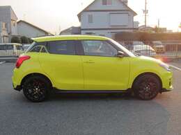 スイフトスポ-ツ専用色のチャンピオンイエロー。歴代スイスポすべてに採用されたカラーです。