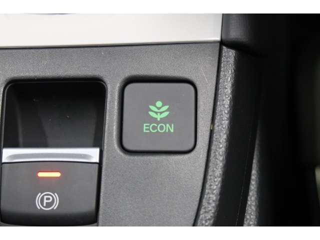 葉っぱマークのECONスイッチ！スイッチをONにするだけで、エンジンやエアコンなどを協調制御。燃費の向上に貢献します！