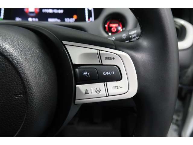 Hondaセンシングの機能のひとつ、アダプティブクルーズコントロール付！アクセルから足を離しても設定したスピードと前車との車間を保ち走行してくれます！車線維持もアシスト☆高速道路で疲労軽減ですね☆