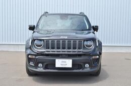 丸目のヘッドライトにJeep伝統の線分スロットグリルが特徴のフロントマスク